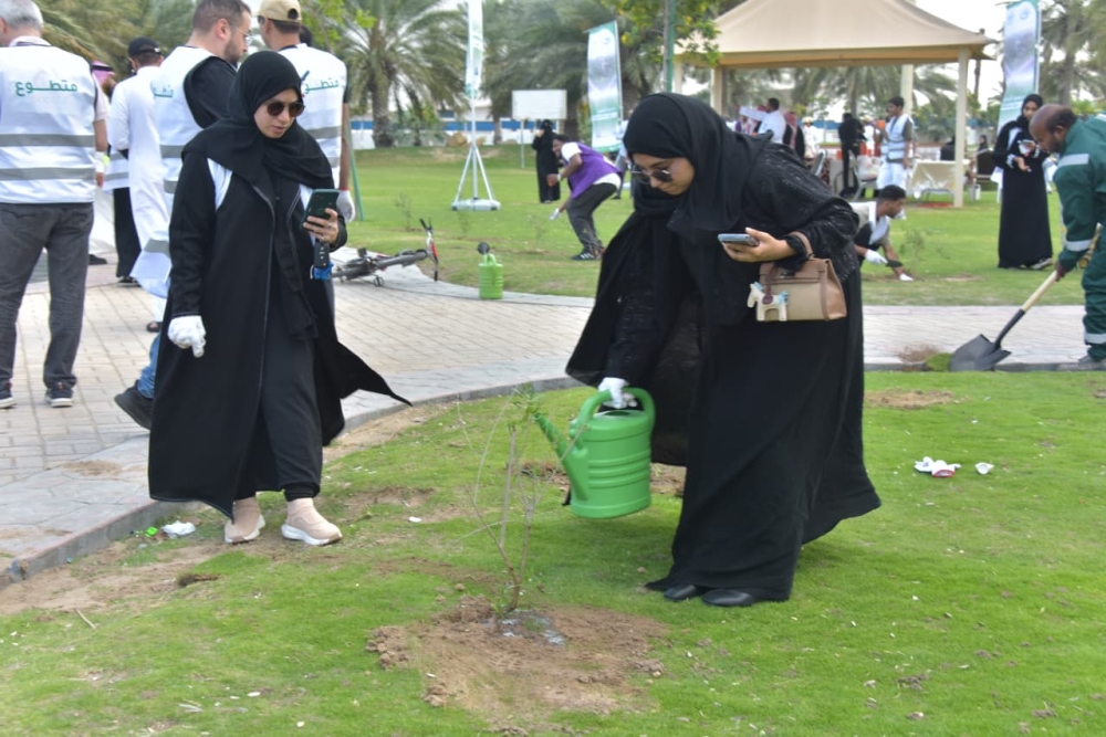 250 متطوعًا يزينون واجهة الدمام البحرية بالشتلات الزراعية - اليوم