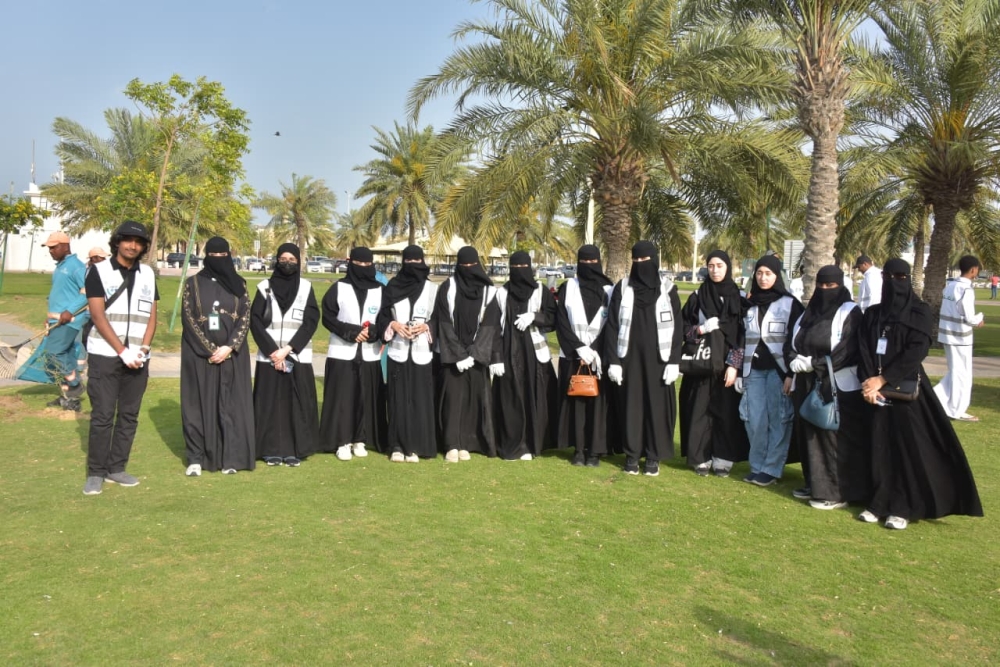 250 متطوعًا يزينون واجهة الدمام البحرية بالشتلات الزراعية - اليوم