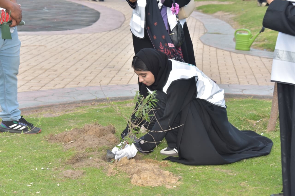 250 متطوعًا يزينون واجهة الدمام البحرية بالشتلات الزراعية - اليوم