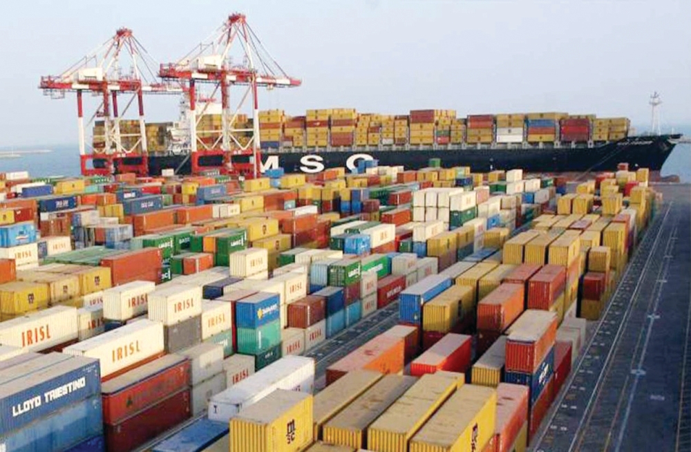 وزير الصناعة: الصادرات غير النفطية تمثل 44%.. وإعادة التصدير تقفز 3 أضعاف