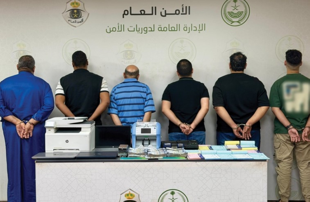 بحوزتهم مبالغ مالية وأجهزة.. القبض على 5 متورطين روجوا خدمات حج وهمية - عاجل