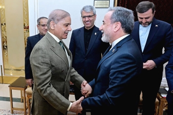 رئيس الوزراء الباكستاني يستقبل وزير الخارجية الإيراني - أ ف ب