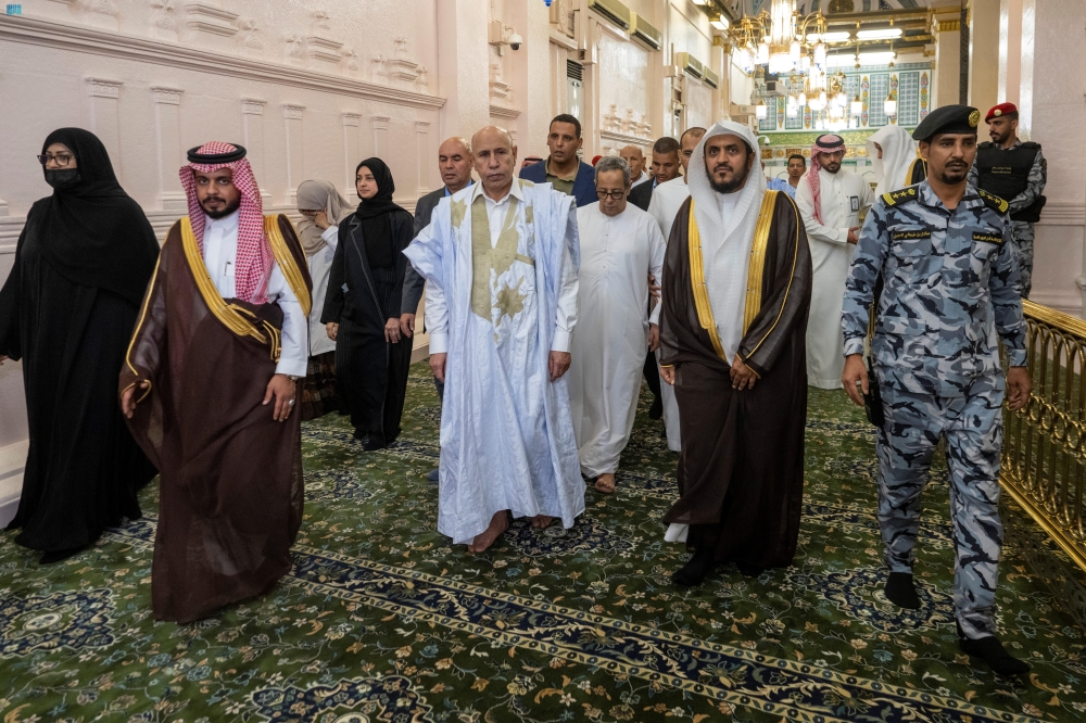 رئيس موريتانيا يزور المسجد النبوي ويؤدي الصلاة فيه