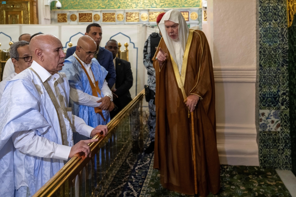 رئيس موريتانيا يزور المسجد النبوي ويؤدي الصلاة فيه