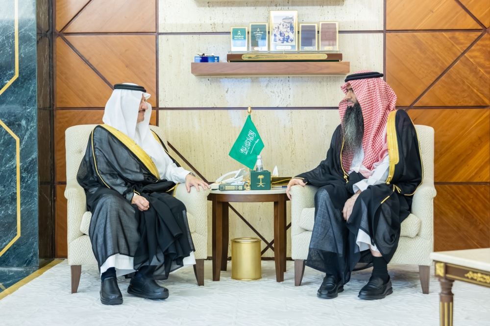 أمير المنطقة الشرقية يستقبل مدير البريد السعودي بالمنطقة