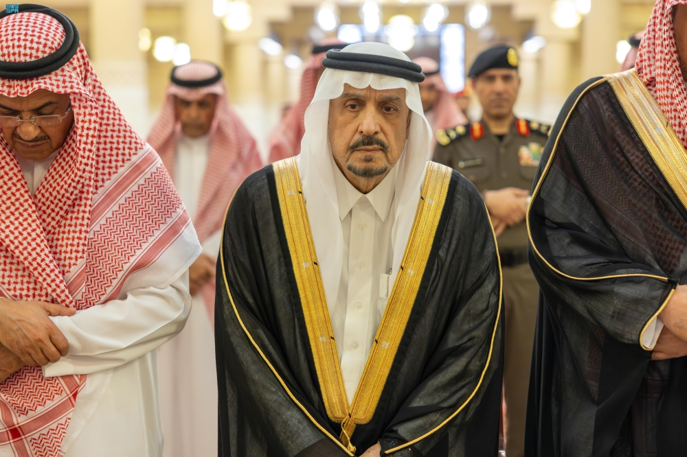 أمير الرياض يؤدي صلاة الميت على الأمير محمد بن فيصل بن محمد