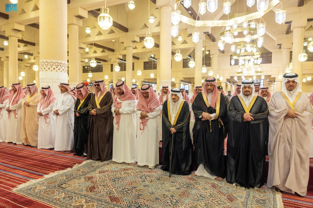 أمير الرياض يؤدي صلاة الميت على الأمير محمد بن فيصل بن محمد