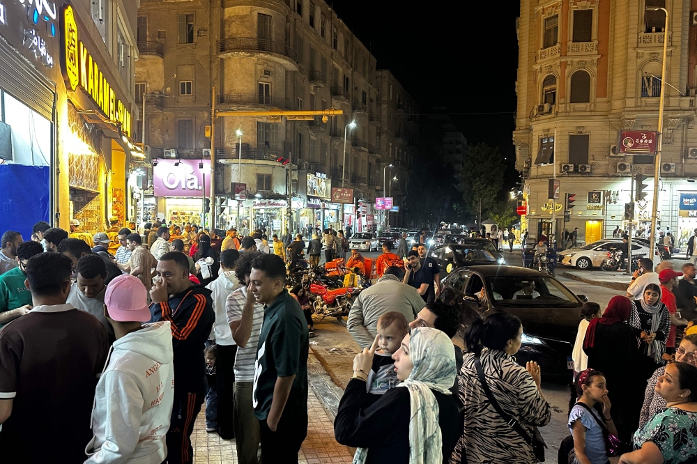 القاهرة 'الساهرة' تعود إلى طبيعتها بعد انتهاء إجراءات توفير الطاقة