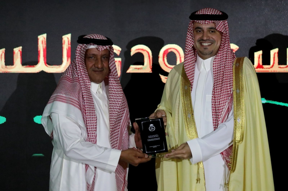 بن جلوي يكرم رؤوساء الاتحاد السعودي للسباحة السابقين 