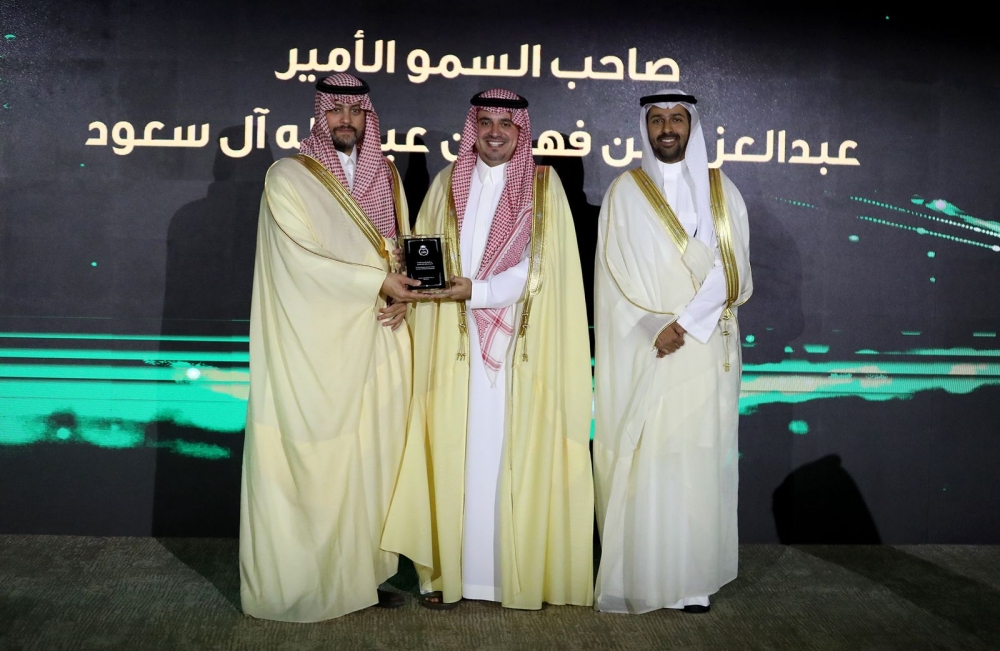 بن جلوي يكرم رؤوساء الاتحاد السعودي للسباحة السابقين 