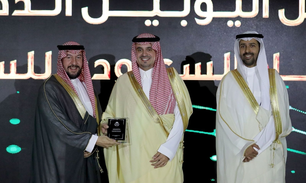 بن جلوي يكرم رؤوساء الاتحاد السعودي للسباحة السابقين 