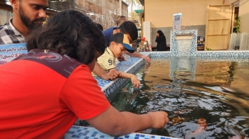 تجربة ترفيهية مبتكرة.. أطفال يطعمون الأسماك بـ 