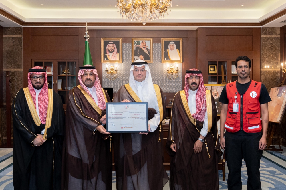 محافظ الأحساء يستقبل المدير العام للهلال الأحمر بالشرقية ويتسلّم شهادة الامتثال الإسعافي
