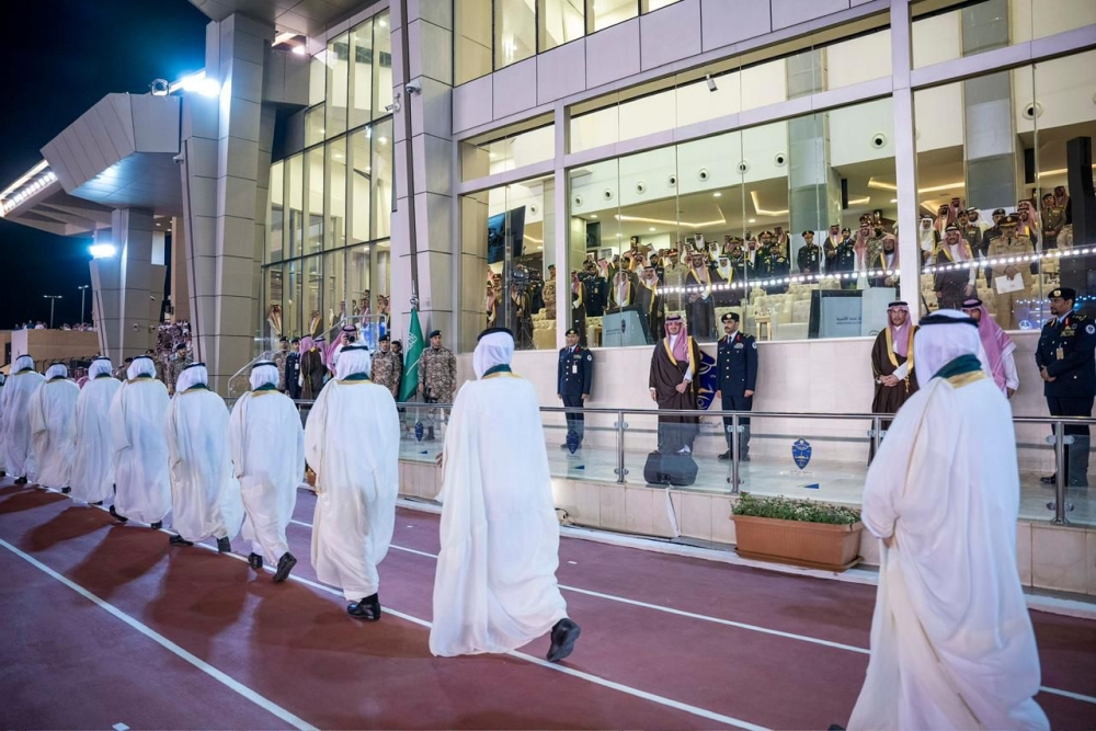 صور.. وزير الداخلية يرعى حفل تخريج 1662 طالبًا في كلية الملك فهد الأمنية