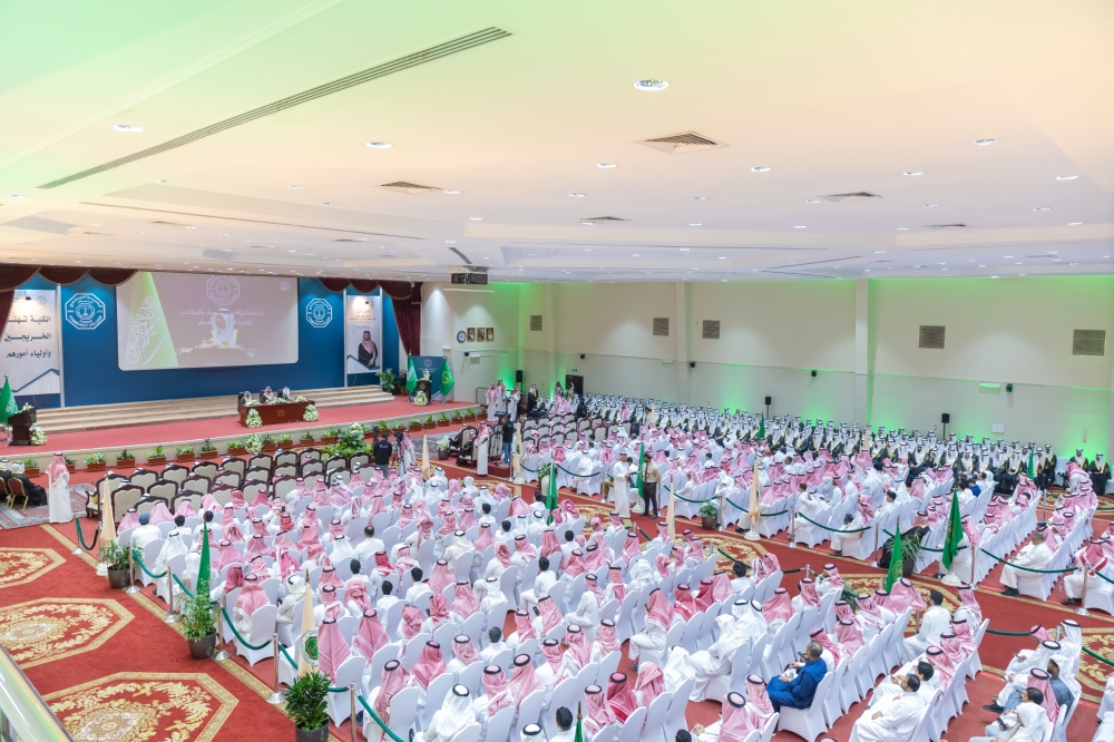 نائب أمير الشرقية يرعى حفل تخريج الدفعة 21 من طلاب كلية المجتمع بالدمام - اليوم 