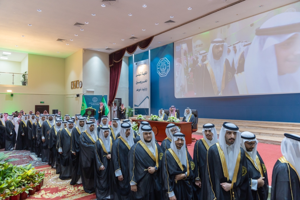 نائب أمير الشرقية يرعى حفل تخريج الدفعة 21 من طلاب كلية المجتمع بالدمام - اليوم 