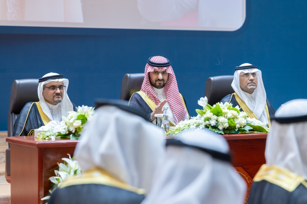 نائب أمير الشرقية يرعى حفل تخريج الدفعة 21 من طلاب كلية المجتمع بالدمام - اليوم 
