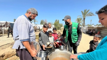 مركز الملك سلمان للإغاثة يوزع وجبات غذائية ساخنة في غزة - واس