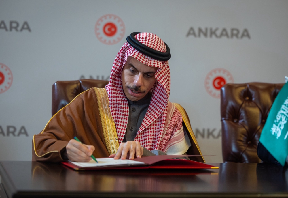 وزير الخارجية ونظيره التركي يوقعان اتفاقية إعفاء الجوازات الدبلوماسية