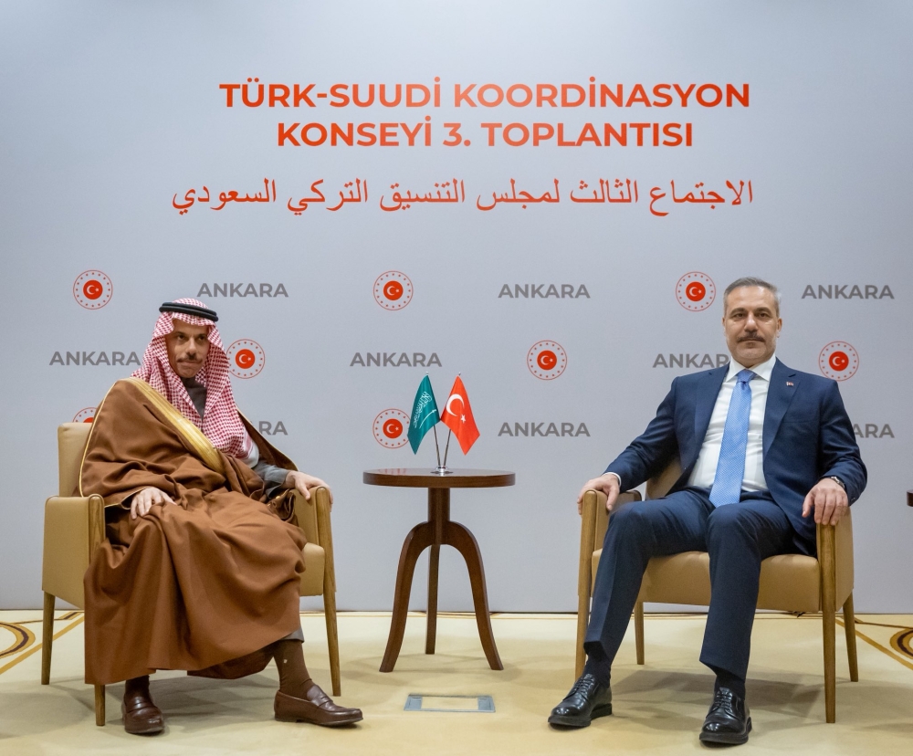 وزير الخارجية ونظيره التركي يوقعان اتفاقية إعفاء الجوازات الدبلوماسية