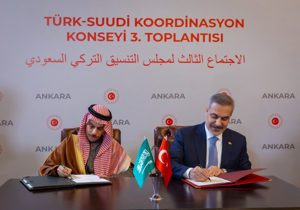 وزير الخارجية ونظيره التركي يوقعان اتفاقية إعفاء الجوازات الدبلوماسية