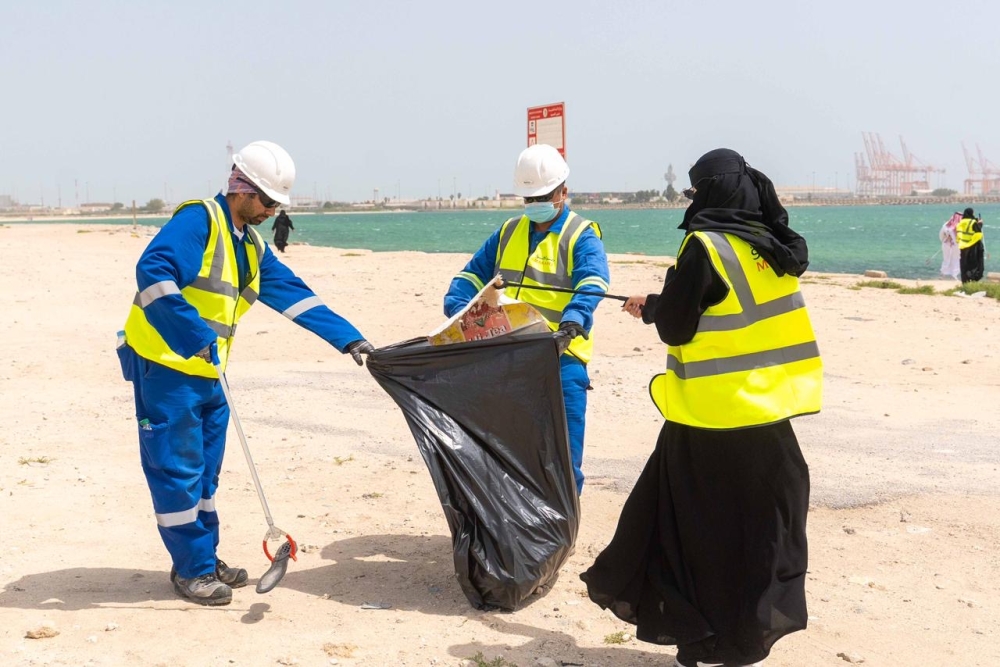 إطلاق مبادرة بيئية لتنظيف وحماية شاطئ الجبيل الشرقي من المخلفات