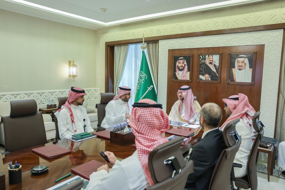 نائب أمير الشرقية يطّلع على مشاريع مجموعة روشن بالمنطقة