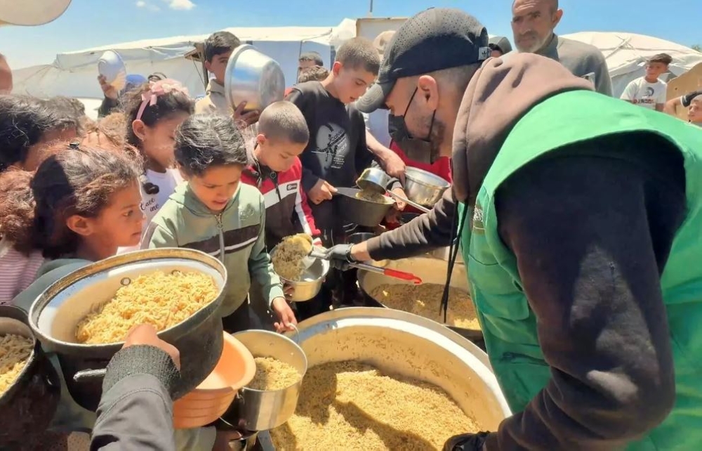 مركز الملك سلمان يوزع 25 ألف وجبة غذائية ساخنة في قطاع غزة