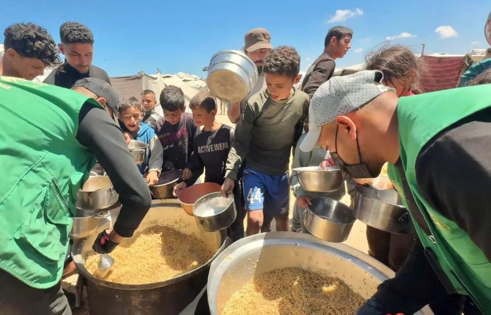 مركز الملك سلمان يوزع 25 ألف وجبة غذائية ساخنة في قطاع غزة