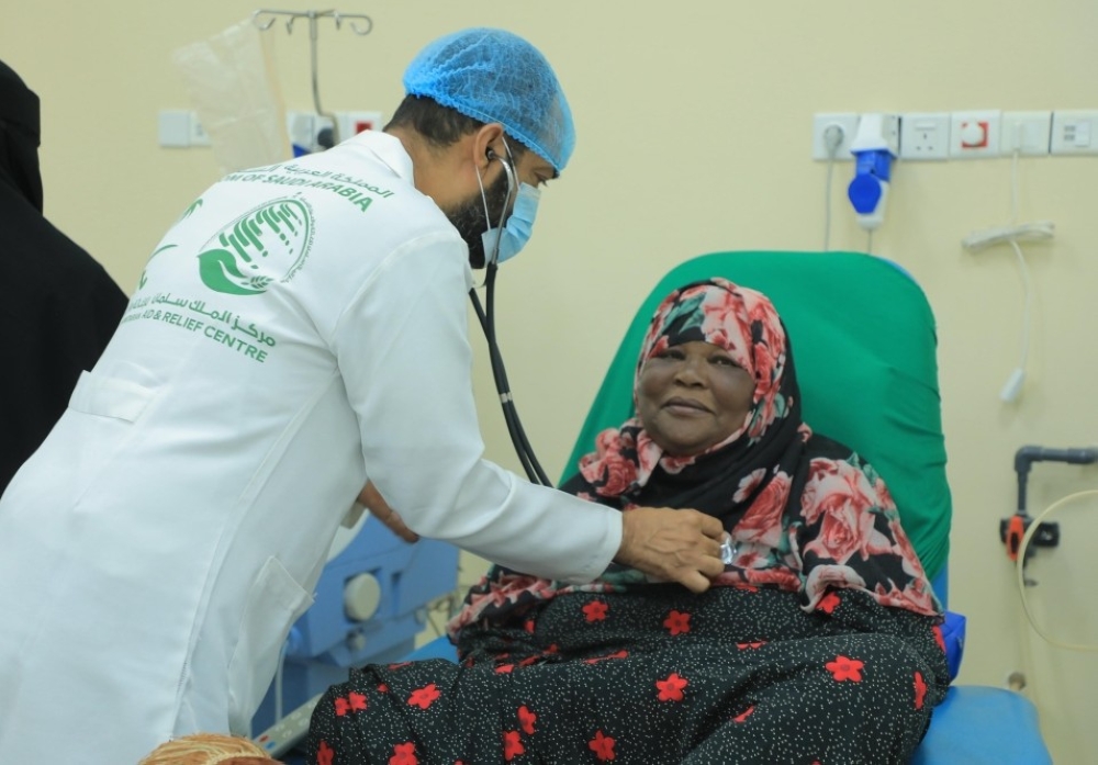 استفاد منها الآلاف.. السعودية تقدم مساعدات طبية وغذائية في اليمن 