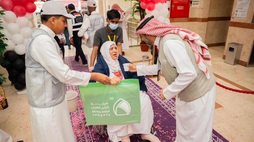بالقهوة السعودية والورود.. استقبال أول الأفواج من حجاج مصر 