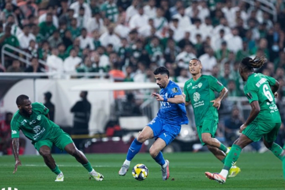 حساب الهلال يرد بقوة على سخرية النصر بصورة لاجامي: “كل ما تحتاجه للنجاح.. ذهب” 