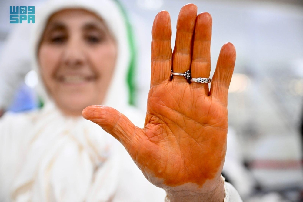 نقوش الحناء تُزيّن أيادي الحاجات في طريقهن من المغرب إلى مكة