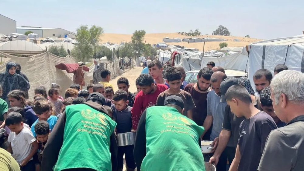 دعم سعودي متواصل.. 24 ألف وجبة و820 سلة غذائية للأسر المتضررة في غزة