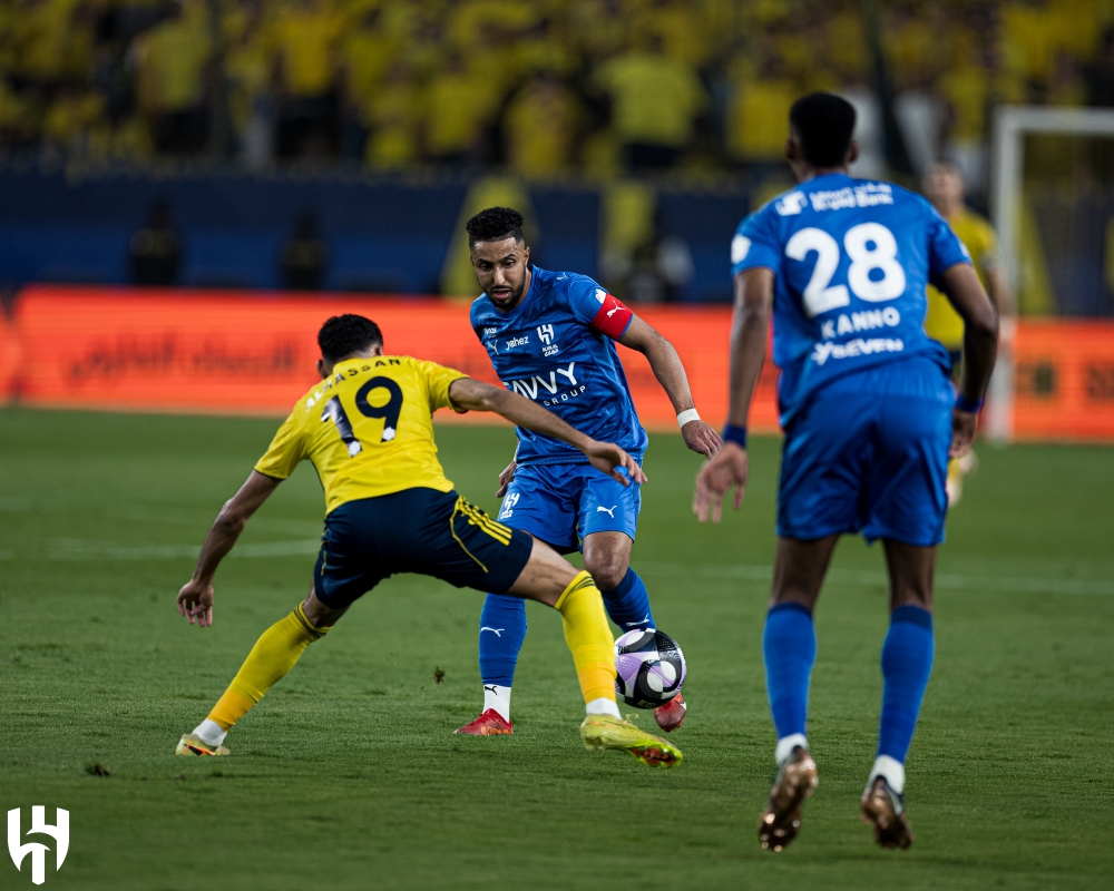 عاجل.. خبير تحكيمي يحسم لـ الميدان جدل صحة هدف الهلال الملغي أمام النصر 