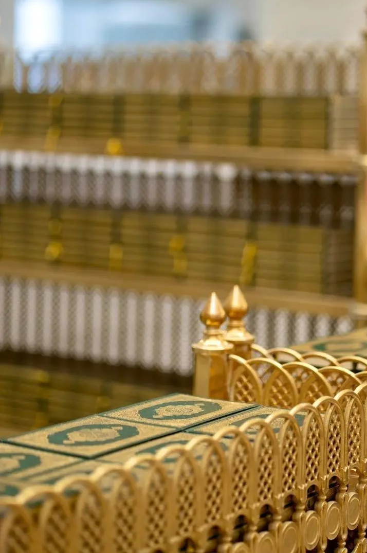 المصاحف في المسجد الحرام.. عناية متكاملة تُجسّد رعاية المملكة لرسالة القرآن الكريم