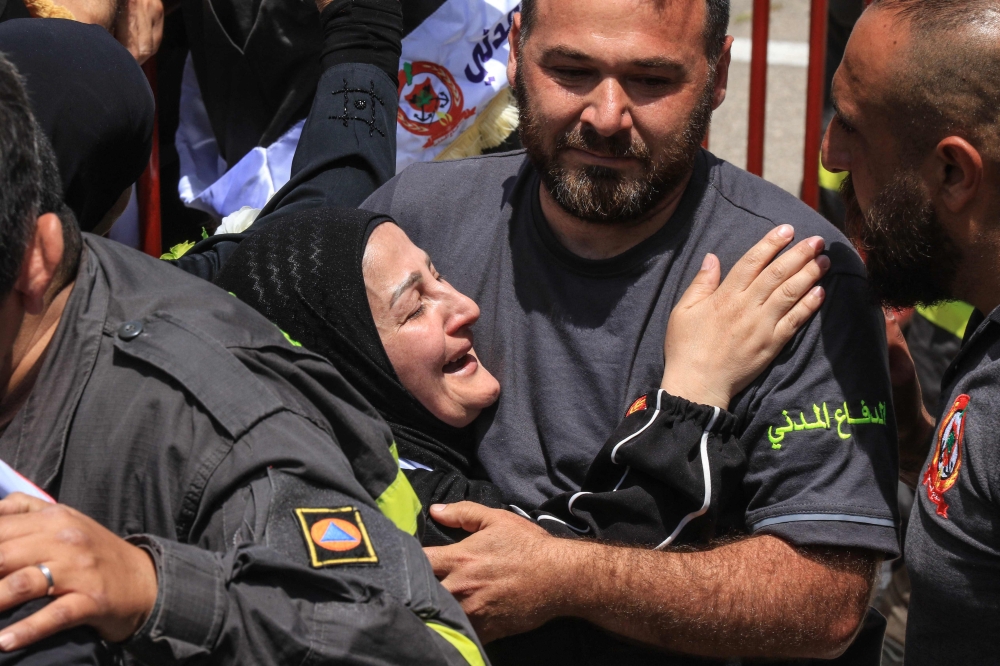 مقتل 13 شخصًا بينهم جندي ومسعفان من الدفاع المدني اللبناني - أ ف ب