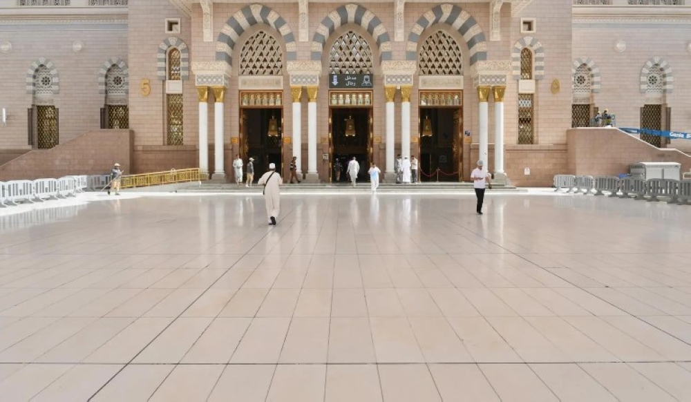 بالصور.. كيف تواجه ساحات المسجد النبوي الحرارة المرتفعة؟ 