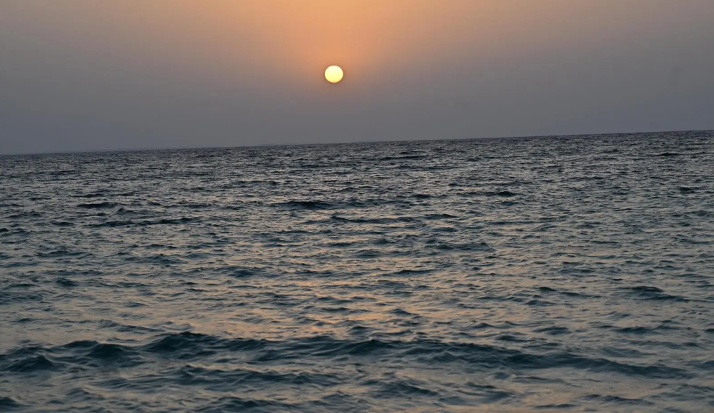 شاطئ خُتب.. سواحل بكر وآفاق واعدة للسياحة في جزر فرسان