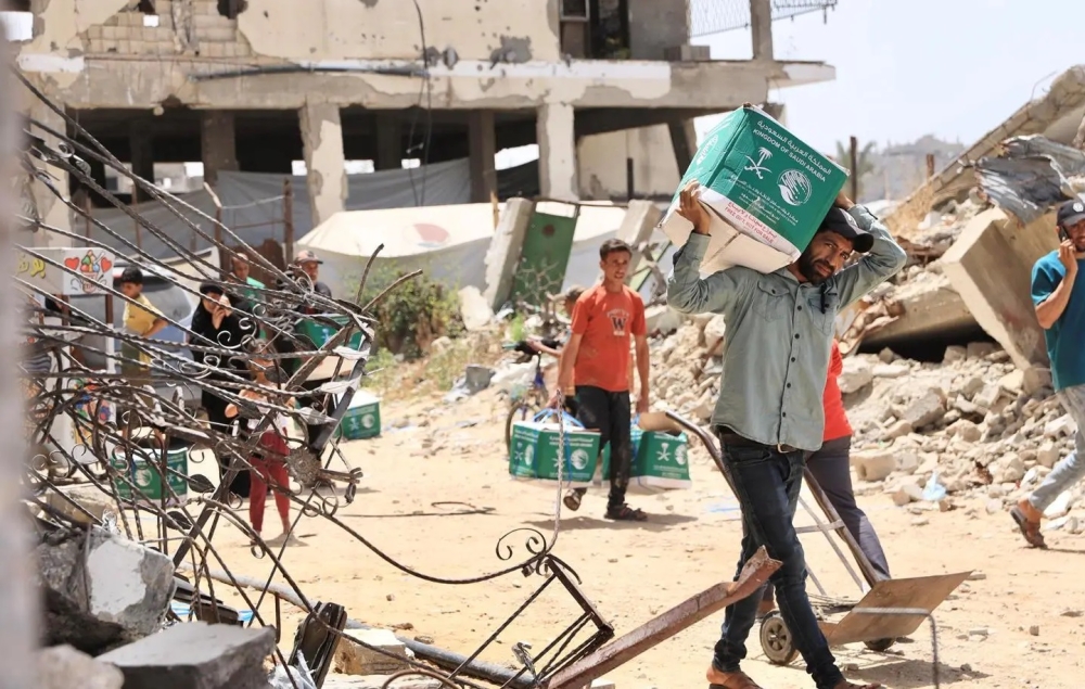 2,460 مستفيدًا.. توزيع 410 سلال غذائية في خان يونس بقطاع غزة