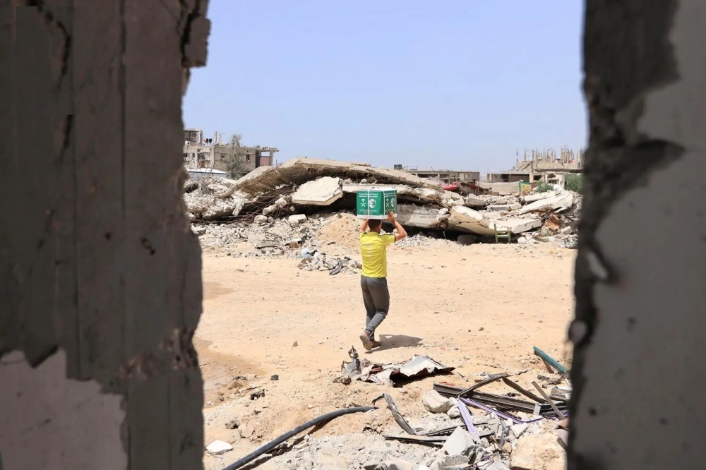 2,460 مستفيدًا.. توزيع 410 سلال غذائية في خان يونس بقطاع غزة