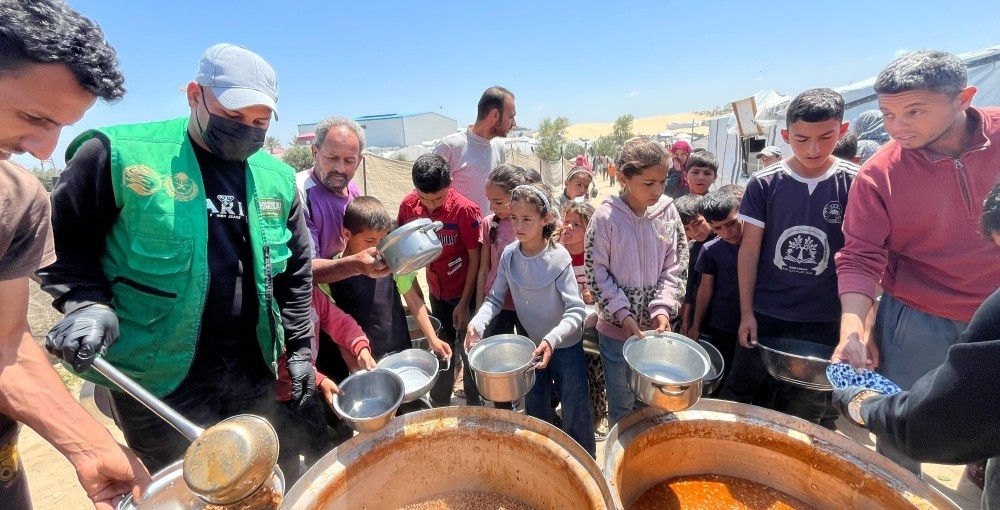 مركز الملك سلمان للإغاثة يوزّع وجبات ساخنة في قطاع غزة - واس