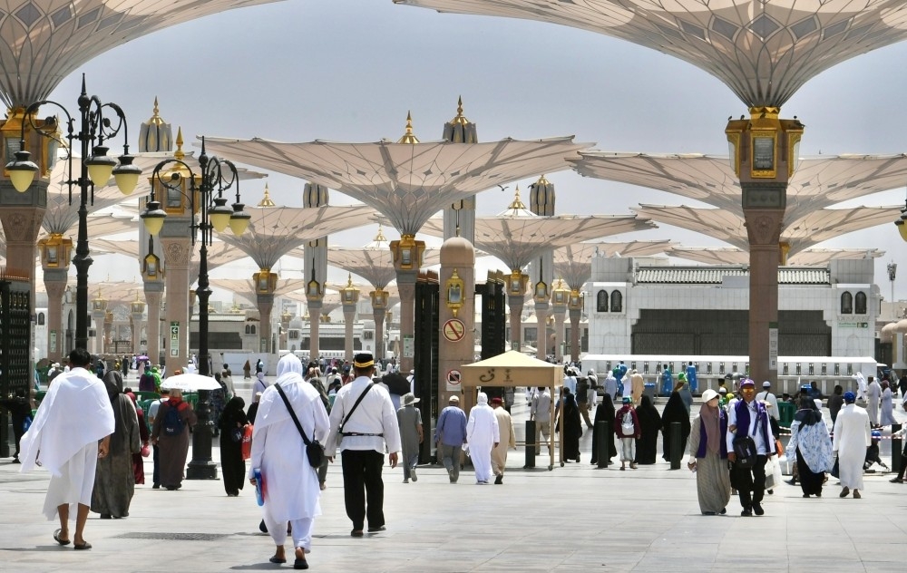 شاهد| مظلات المسجد النبوي.. زخارف تعكس طابع العمارة الإسلامية 
