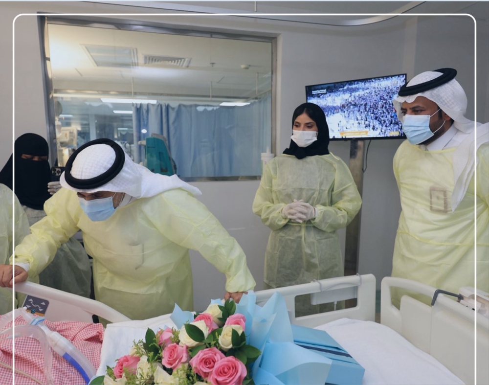 بعد سنوات العناية المركزة.. وزير الصحة يساند "عايشة" بخطوتها الجامعية 