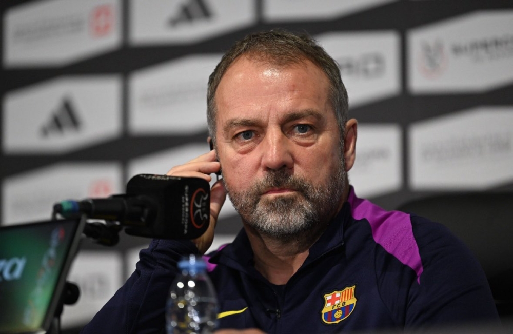 برشلونة يمدد عقد هانزي فليك حتى 2028 