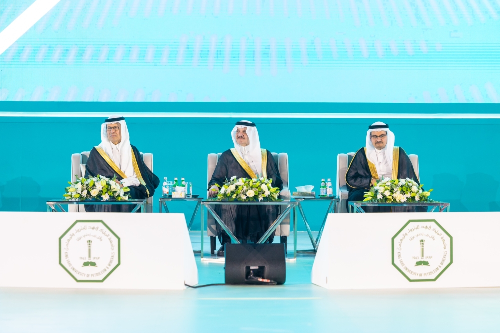 أمير الشرقية يرعى حفل تخريج الدفعة 65 من طلاب وطالبات جامعة الملك فهد 