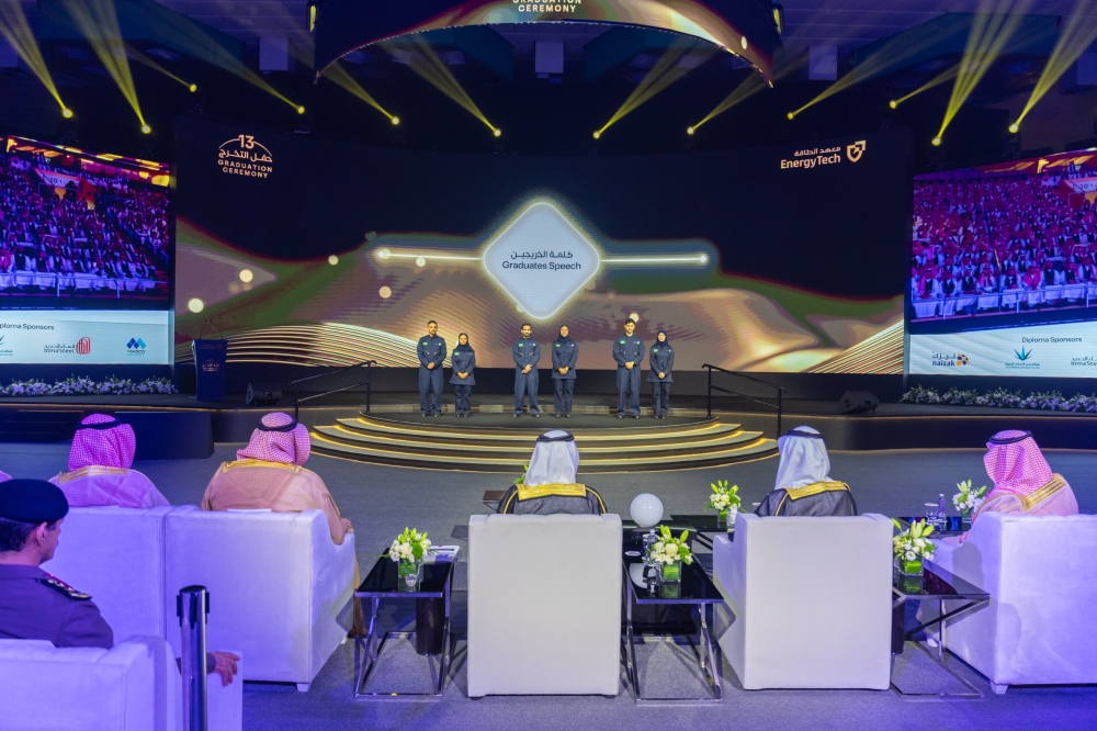  أمير المنطقة الشرقية يرعى حفل تخريج طلاب وطالبات معهد الطاقة - اليوم 