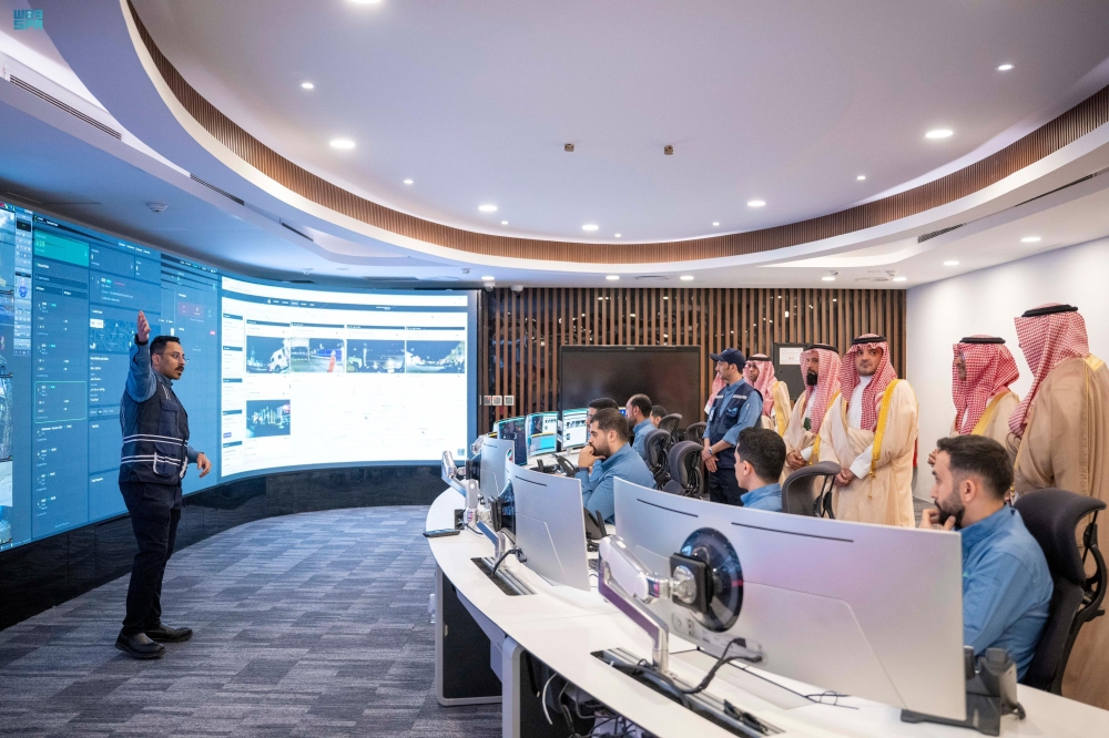 وزير الداخلية يزور مركز عمليات الحج للشركة السعودية للطاقة بمنى - واس 