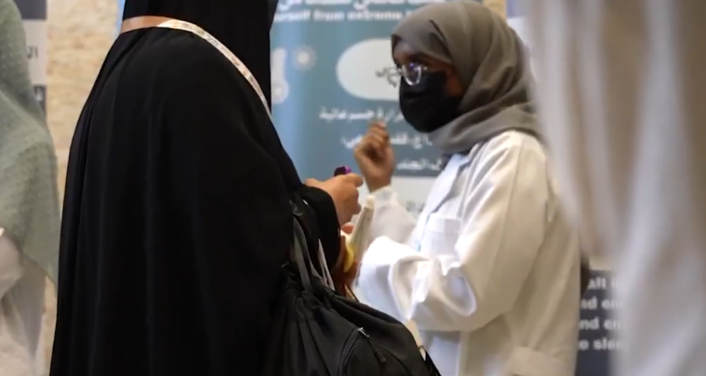 بـ 1469 متطوعاً و40 لغة.. "أم القرى" تخدم حجاج 1447 