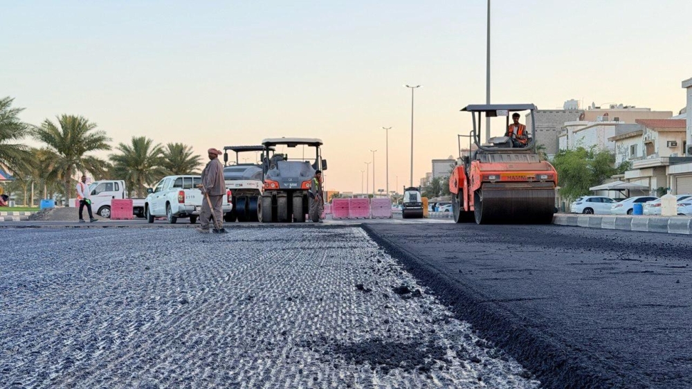 القطيف.. سفلتة 33 ألف متر مربع لتطوير شارع الكورنيش في تاروت